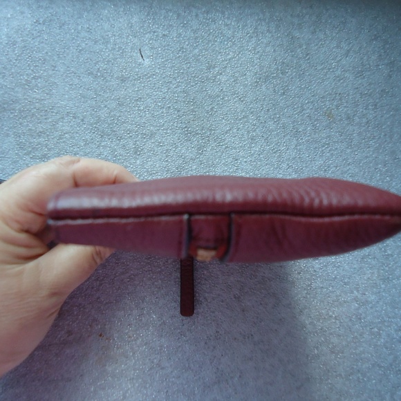 Kate Spade Cobble Hill Bee Burgundy Red Pebbled Leather Wristlet J183 - Picture 7 of 12